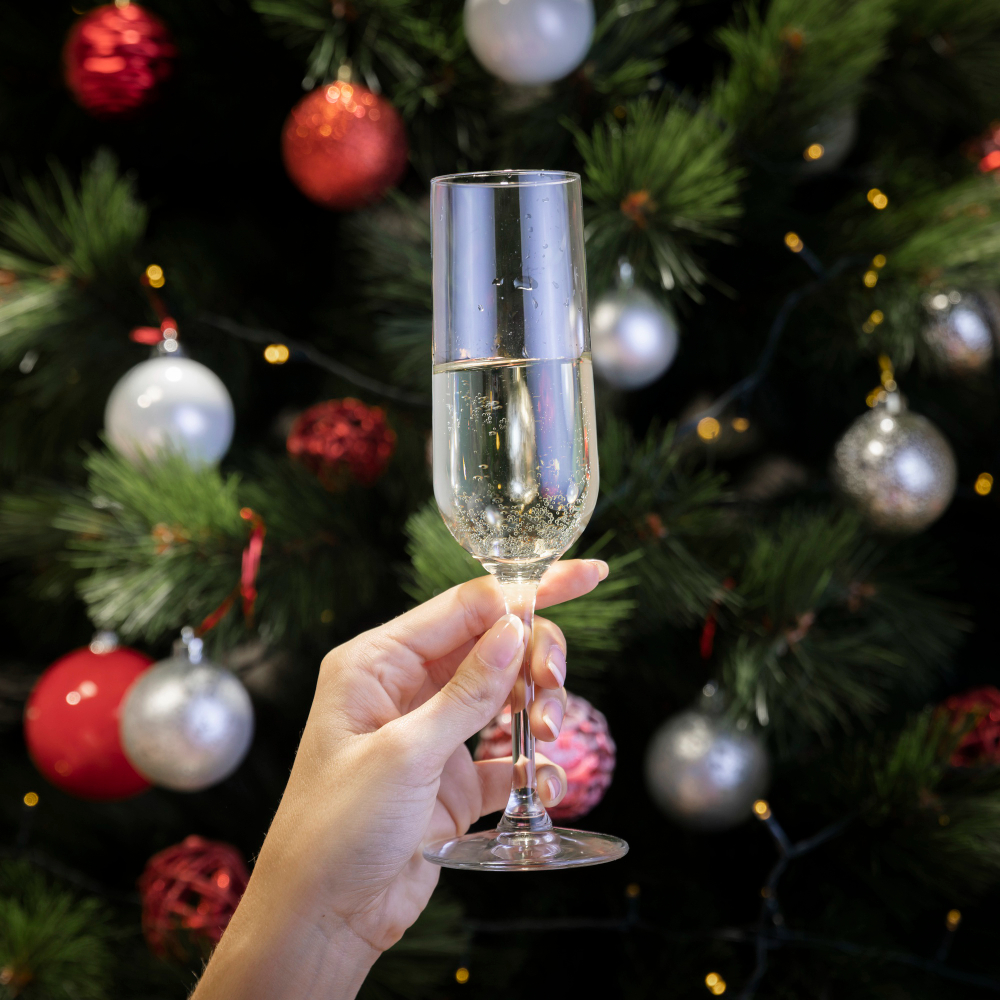 «Алкоголь по расписанию: когда закупаться, чтобы сэкономить и не остаться без шампанского»